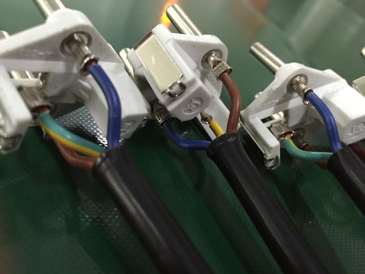 เครื่องทำสายไฟ 3 พินปลั๊กไฟฟ้าเครื่องจีบสายเคเบิลอัตโนมัติ